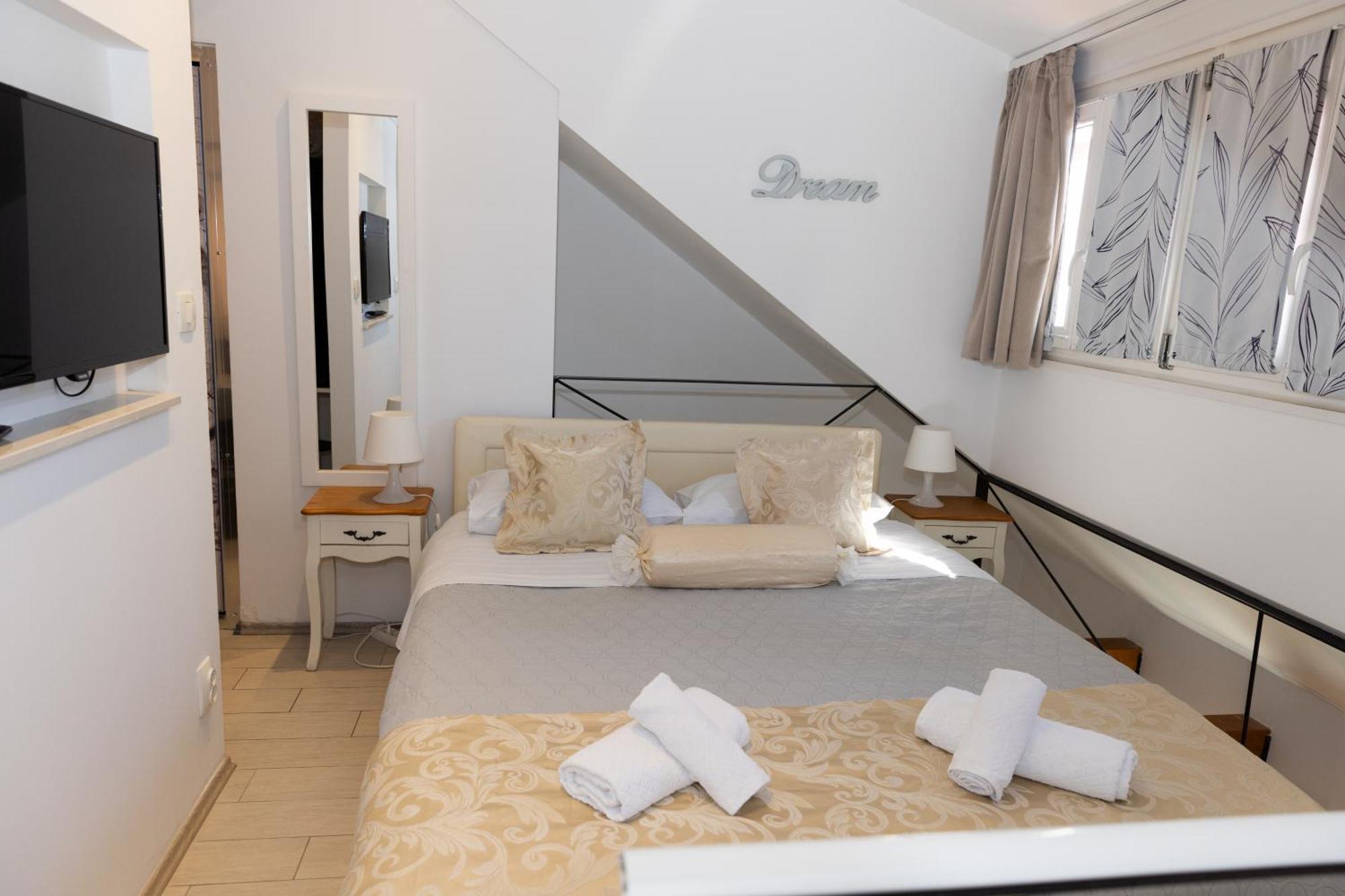 Central Split Rooms And Apartments Paese Eksteriør bilde